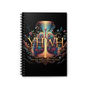 Puede incluir: Cuaderno de espiral con una cubierta negra. La portada presenta una ilustración de pulmones estilizados adornados con flores coloridas, las letras doradas "YHWH" y el texto "Our Very Breath Speaks His Name". El diseño está sobre un fondo oscuro.