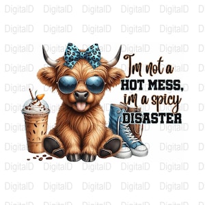 Könnte beinhalten: Digitale Illustration einer Hochlandkuh mit Sonnenbrille und blauer Schleife. Die Kuh sitzt mit einem Kaffeegetränk und einem Paar Turnschuhen. Der Text lautet: "I'm not a HOT MESS, im a spicy DISASTER."