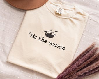 Camiseta "Tis the Season" para los amantes de la sopa y el chile. Camiseta unisex de otoño con colores cómodos.