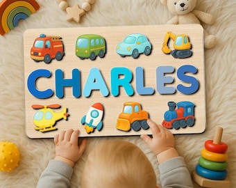Könnte beinhalten: Holzpuzzle mit dem Namen "CHARLES" in blauen Buchstaben, mit bunten Fahrzeugformen. Enthält einen Feuerwehrauto, Bus, Auto, Bagger, Hubschrauber, Rakete, Planierraupe und Zug. Ein Kind berührt das Puzzle.