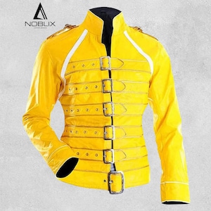 Peut inclure: Veste en cuir jaune vif avec un col montant et plusieurs boucles argentées. La veste a des bordures blanches sur les épaules et les manches. Les manches longues ont des poignets noirs. Un design de veste classique.
