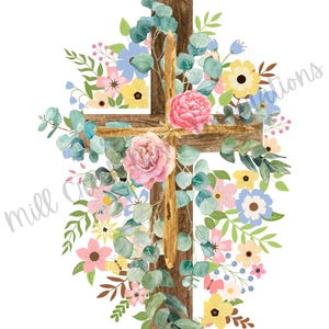 Op de afbeelding: Een houten kruis versierd met aquarelbloemen en groen. Het ontwerp bevat roze rozen, gele en blauwe bloesems en eucalyptusbladeren. Het kruis heeft een rustieke, verweerde uitstraling, met gouden accenten.
