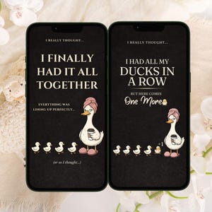 Puede incluir: Dos pantallas de teléfono con fondo negro muestran un pato de dibujos animados con una toalla y café. El texto en las pantallas dice "FINALMENTE LO TENÍA TODO JUNTOS" y "TENÍA TODOS MIS PATOS EN FILA". También se muestran patitos.