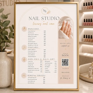 Op de afbeelding: Een goud ingelijst bord voor een nagelstudio met een menu van diensten waaronder manicures, pedicures, extra's en verwijderingsdiensten. Het ontwerp bevat een QR-code voor boekingen, een foto van handen en de tekst NAIL STUDIO.