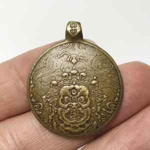 Amuleto tibetano vintage de latón con el zodíaco, colgante Mahakala tallado a mano, joyería de protección espiritual.