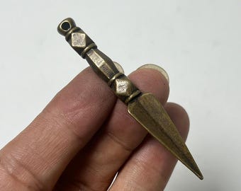 ミニイエローリマ銅プルバ短剣ペンダント、チベットのヴァジュラキラヤ儀式用刃のお守りネックレスチャーム瞑想保護ギフト