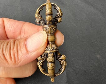 Vintage gelber Leyma-Kupfer-Vajra-Dorje-Anhänger mit vier Zinken, tibetisch-buddhistisches Meditations- und Ritualwerkzeug