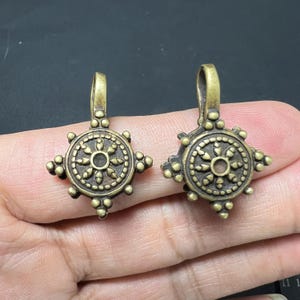 2 ciondoli vintage in bronzo tibetano con ruota del Dharma, mini amuleto Dharmachakra, ciondolo mala buddista
