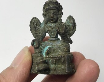 Estatua antigua de bronce de una deidad budista tibetana, amuleto en miniatura fundido a mano con pátina verde.