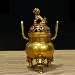 Quemador de incienso de bronce dorado de 7,87" de grosor, remate de león Foo, asas rectas dobles, tapa con volutas huecas, patas de tres bestias, decoración de mesa Feng Shui para el hogar.