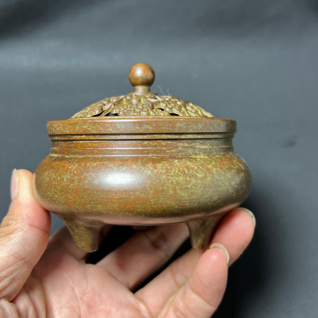 Quemador de incienso de cobre macizo de 3,14", incensario con forma de urraca y flor de ciruelo, tapa tallada hueca, estufa china de cobre con trípode para meditación y decoración de altares en el hogar.