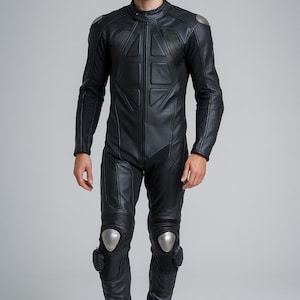 Combinaison moto de course une pièce en cuir noir personnalisée - Équipement de motard haut de gamme avec curseurs amovibles aux genoux et armure CE, ajustement sur mesure
