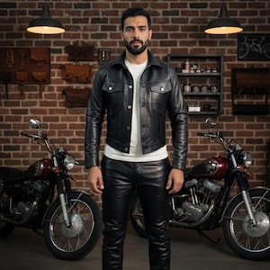Chaqueta de cuero negra estilo camionero para hombre: estilo vaquero ajustado y hecha a mano.