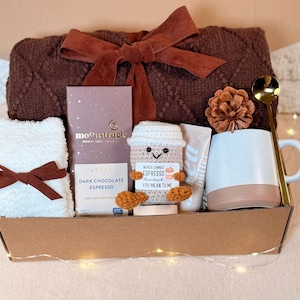 Cozy Fall Gift Box For Women, Gift Box for Friends, Hug in a Box, Self Care Package, Hygge Gift Box Candle Gift Cozy Blanket Gift Basket
