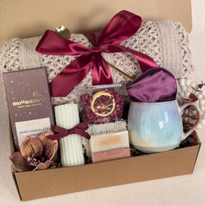 Gift Box for Women, Cozy Gift for Her, Hug in a Box, Self Care Package, Hygge Gift Box , Blanket Candle Gift, Hygge Gift Box , Gift Basket