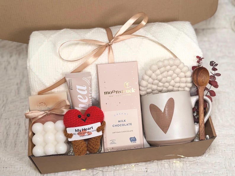 Winter Emotional Support Gift for Women, Hug In A Box, Encouragement Gift, Hygge Gift Box, Self Care Gift Basket for Women ,Thinking of You 画像 1