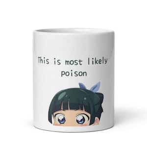 Könnte beinhalten: Weiße Keramiktasse mit dem Text "This is most likely poison" und einer Anime-Illustration eines Charakters. Der Charakter hat dunkelgrünes Haar und blaue Augen.