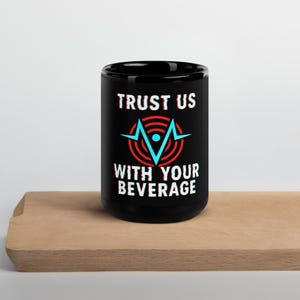 Taza de Hazbin Hotel: Confía en nosotros para tu bebida / The Vees: Vox, Velvette, Valentino RadioStatic