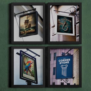 Pode incluir: Quatro letreiros de pub emoldurados em molduras pretas são exibidos em uma parede verde escura. Os letreiros apresentam imagens de um navio, um anzol, um papagaio e um edifício com uma coluna. Os letreiros são rotulados como "The Battleship", "The Rusted Hook", "The Corner Stone".