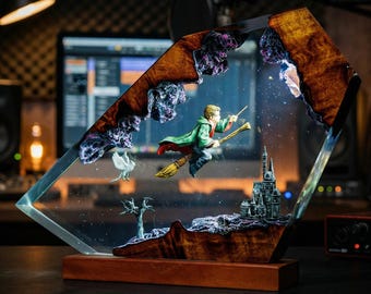 Lámpara de resina con forma de mago volador: luz nocturna de fantasía hecha a mano con castillo y búho, decoración caprichosa, regalo personalizado para hijos y amantes de la lectura.