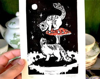 Mushroom Kittens-linosnede in zwart en rood, Limited Edition, handgemaakt (9 x 12 inch), grillige kunst