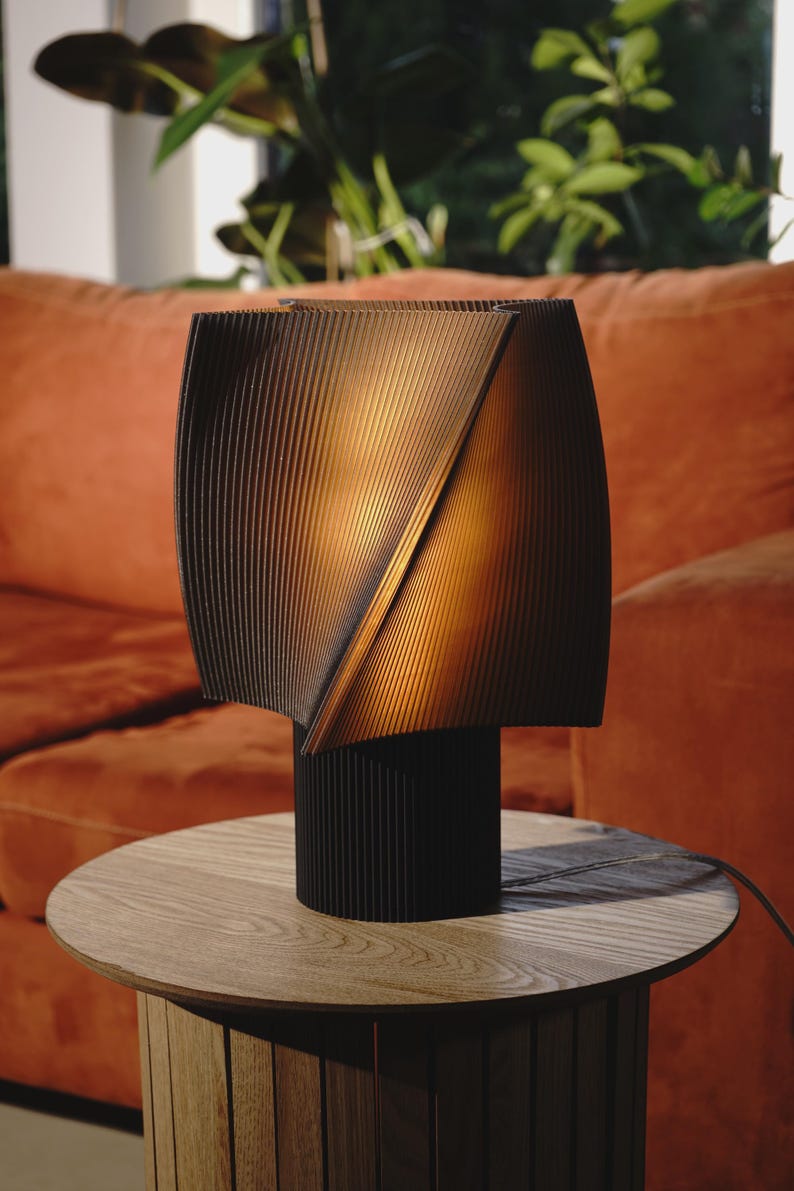 Lámpara de mesa de diseño: crea un ambiente cálido y acogedor en cualquier espacio.