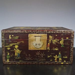 Chinese Nanmu Lacquer Jewelry Box: Hand-Painted Gilded Figures