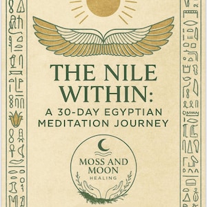 Op de afbeelding: Beige boekomslag met de titel "THE NILE WITHIN: A 30-DAY EGYPTIAN MEDITATION JOURNEY." Bevat een zon, vleugels en hiërogliefen. Het Moss and Moon Healing-logo staat onderaan.