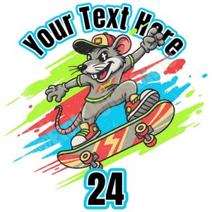 Peut inclure: Illustration de dessin animé d'une souris grise faisant du skateboard. La souris porte une casquette et un t-shirt, et le skateboard est rouge et jaune. L'image comprend le texte "Your Text Here" et le numéro "24".