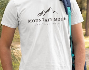 Camiseta Mountain Mood – Camiseta de caminhada Adventure Awaits, camiseta gráfica para atividades ao ar livre, presente para amantes da natureza, roupa para acampamento e viagem