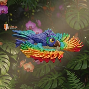 Puede incluir: Una vibrante escultura de loro colorido con un arcoíris de tonos, incluyendo azul, verde, amarillo y rojo. El ave se encuentra sobre un exuberante fondo tropical con orquídeas y grandes hojas verdes. La escultura tiene un diseño artístico y caprichoso.