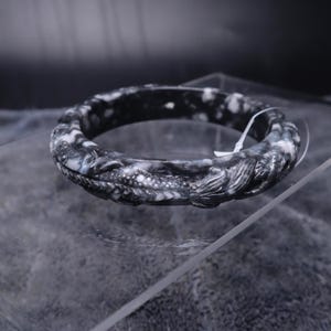 66mm ビルマ産翡翠バングルブレスレット、黒と白の龍と鳳凰の彫刻、グレーのアクセントが効いた大胆なステートメントジュエリー