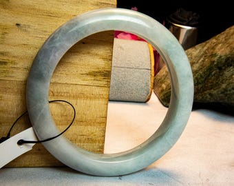 Bangleband Birmaanse jadeiet van 56 mm: natuurlijke groene en witte jade, smalle polsen