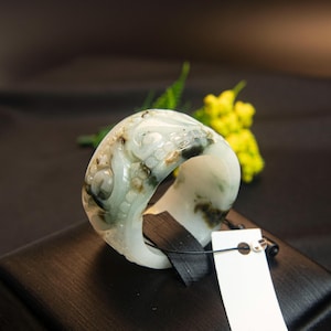 12US Authentischer Grünlich-Weißer Jade Ring - Extrabreites Band | Handgeschnitzter Jadeit mit Glücksranke und Blumenmotiv Spirituelles Geschenk