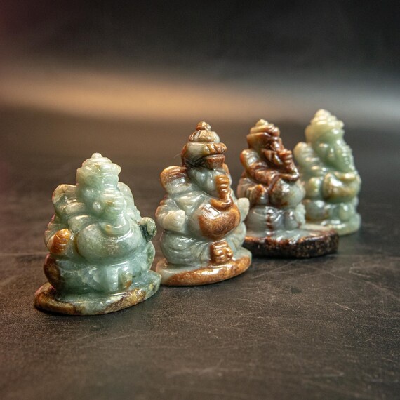 ガネーシャの置物(翡翠) 一点物・天然石】手彫りのアングリ・ガネーシャ（インド翡翠） - 約