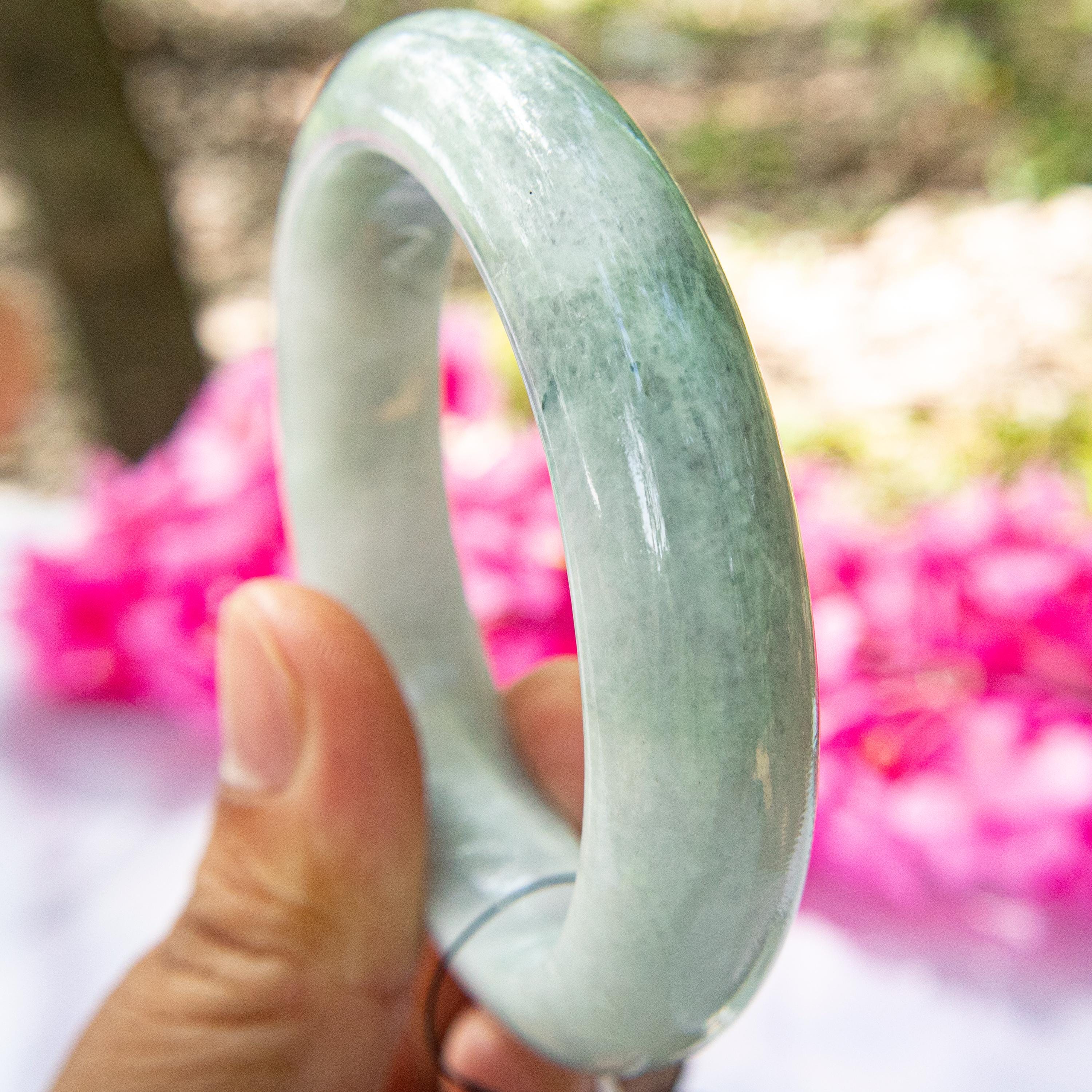 56mmグレードAビルマ産翡翠バングル：「雪の中の苔」お守り