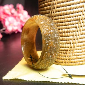 62 mm authentisches burmesisches Jadeit-Jade-Armband - Warme Honiggelb- und erdige Brauntöne „Moos im Schnee“ -Muster und handgeschnitzte Blumen