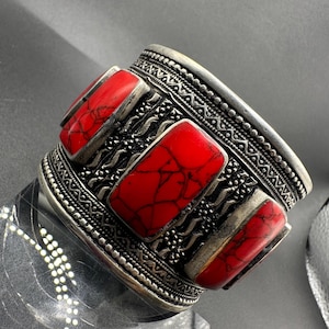 Afghani Kuchi röd korall manschettarmband | Handgjorda afghanska tribalsmycken | Boho etnisk armring för kvinnor