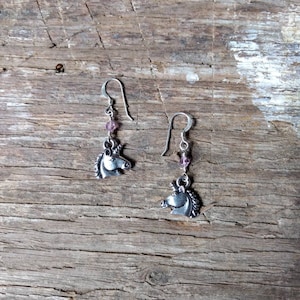 Licorne avec boucles d&#39;oreilles en argent sterling avec cristaux Swarovski violet clair