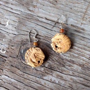 VENTE : Boucles d&#39;oreilles amusantes en argent sterling avec corne d&#39;or et crocodile alligator sculpté
