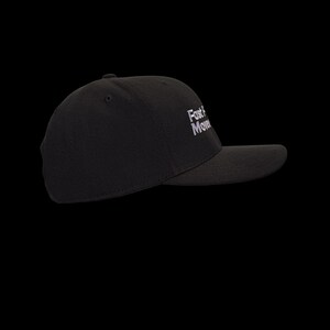 Puede incluir: Gorra de b&eacute;isbol negra con visera curva. La gorra presenta el texto "Fast & Move" en letras blancas. El sombrero est&aacute; hecho de una tela suave y tiene un ajuste estructurado.