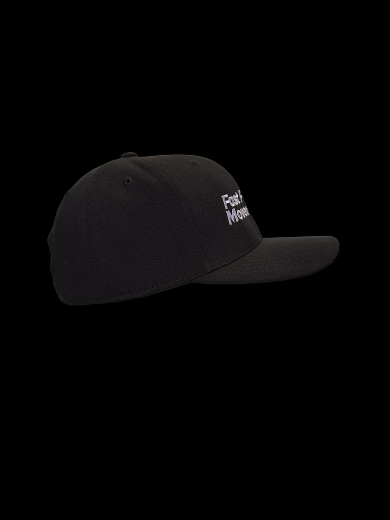 Puede incluir: Gorra de b&eacute;isbol negra con visera curva. La gorra presenta el texto "Fast & Move" en letras blancas. El sombrero est&aacute; hecho de una tela suave y tiene un ajuste estructurado.