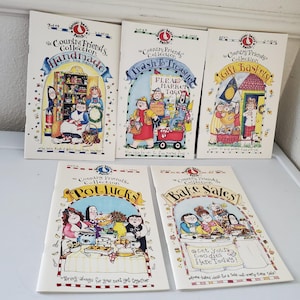 Puede incluir: Cinco folletos de tapa blanda de la colección Gooseberry Patch Country Friends. Los títulos incluyen Handmade from the Heart, Trash to Treasure, Gift Baskets, Potlucks y Bake Sales. Cada folleto presenta ilustraciones coloridas y texto.