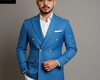 Hemelsblauwe double-breasted blazer en witte broek: elegant trouwpak