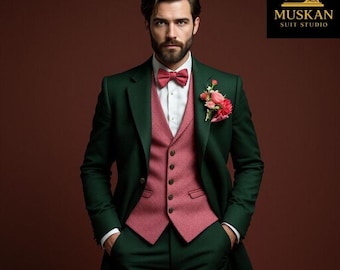 Smaragdgroen smokingkostuum: roze gilet, bruiloftsoutfit vlinderstrik