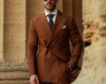 Terno marrom de abotoamento duplo: blazer e calça de corte slim.