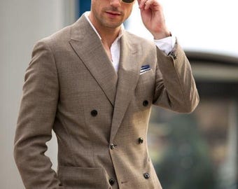 Blazer de linho marrom: lapela de pico com abotoamento duplo, corte ajustado.