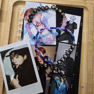 Könnte beinhalten: Handgefertigtes Holzschild mit dem Schriftzug "Welcome" in verspielter Schrift. Das Schild hat eine Used-Optik und ein schlichtes, rustikales Design, perfekt für eine Eingangstür. Das rechteckige Schild scheint aus Altholz gefertigt zu sein.