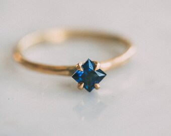 Sapphire alternative engagement ring, STELLO SETTING, 18K GOLD