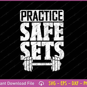 Könnte beinhalten: Schwarze Grafik mit weißem Text "PRACTICE SAFE SETS" in abgenutzter Schrift. Eine Hantelgrafik befindet sich unten. Am unteren Rand stehen "Instant Download File" und Dateityp-Abkürzungen.